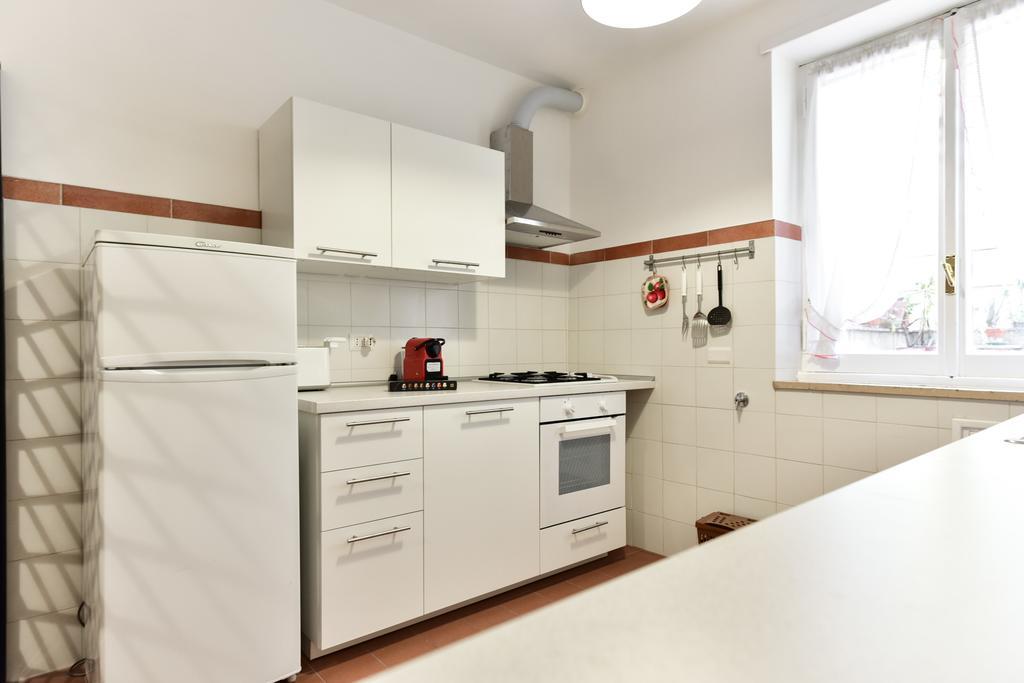 Red & White Vatican Apartment Рим Экстерьер фото