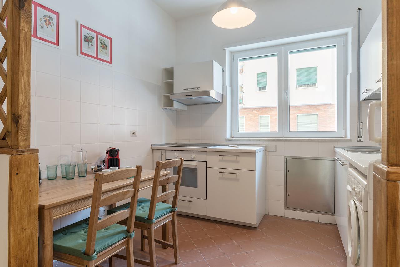 Red & White Vatican Apartment Рим Экстерьер фото